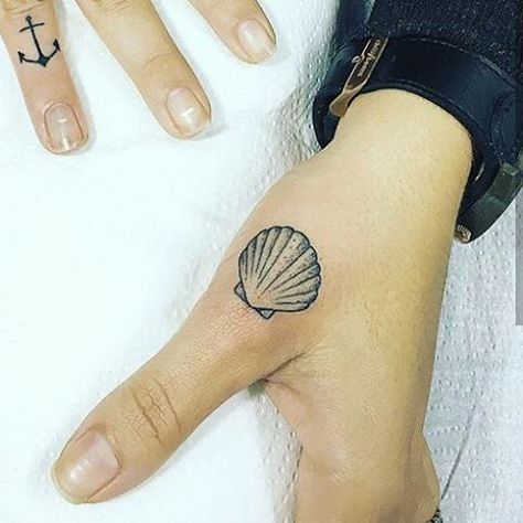 Tattoo coquillage sur la main
