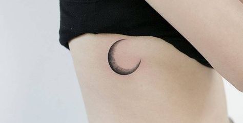 Tatouage lune : Signification, symboles et exemples
