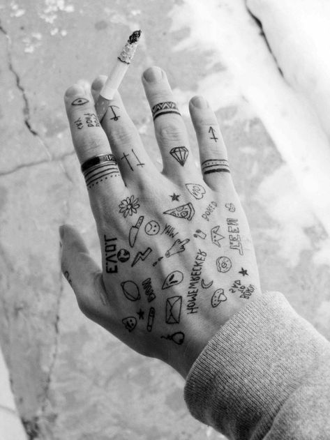 mains tatouées