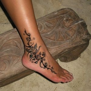 Tatouage arabesque pied