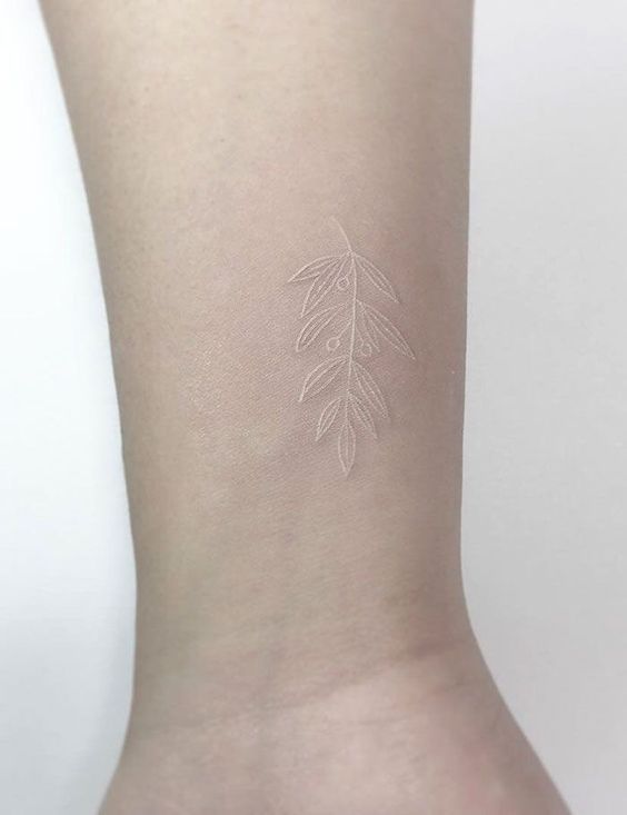 Tatouage Blanc Sur Fond Noir Tatouage blanc : Technique, signification et exemples - Mon Tatoueur