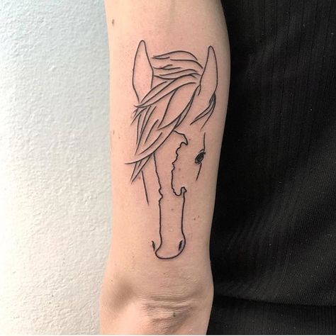 tatouage cheval fineline