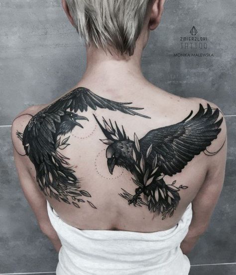 Tatouage corbeau dans le dos