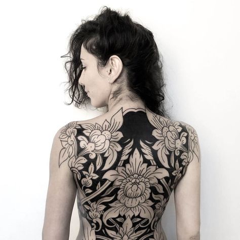 Tattoo dans le dos femme