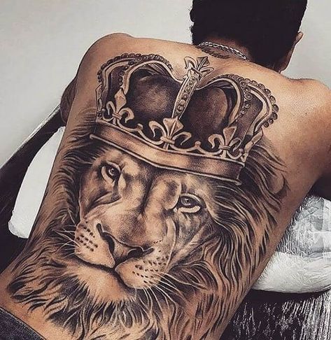 Tattoo dans le dos lion couronne