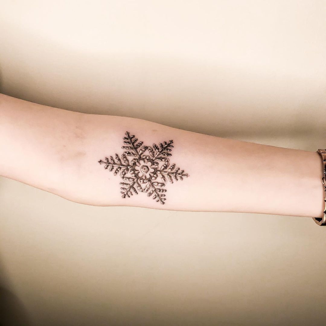 Tatouage Flocon De Neige Minimaliste Centre-Val de Loire, France : Tatoueurs au style Ornemental