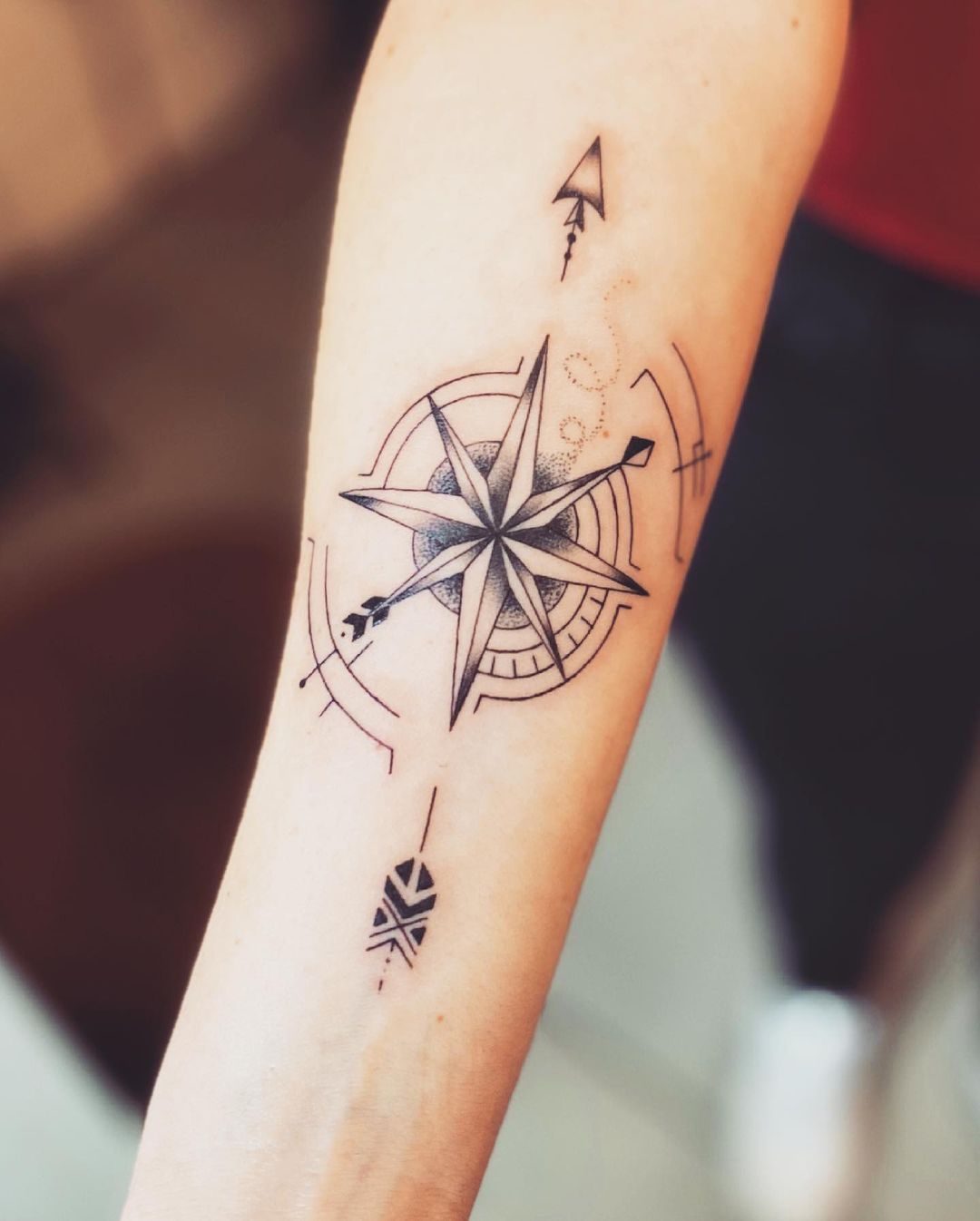 Tatouage Rose Des Vents Minimaliste ink.july.tattoo : Tatouages, styles et localisation du tatoueur
